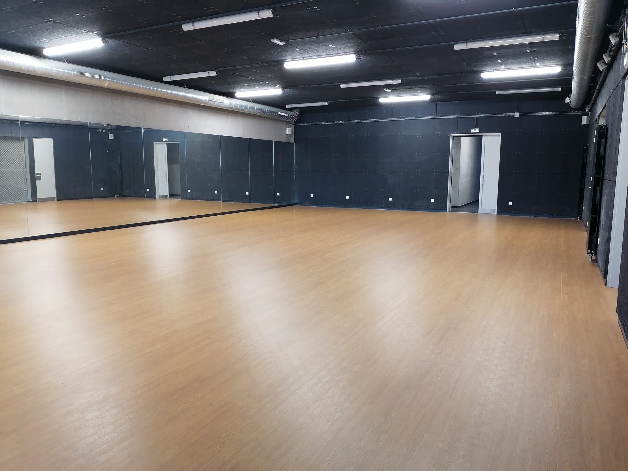 Seconde vue de la salle de danse du Gymnase Almeida